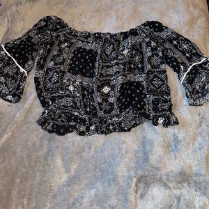 Used but in excellent condition. Size: 1XL. Crop top.